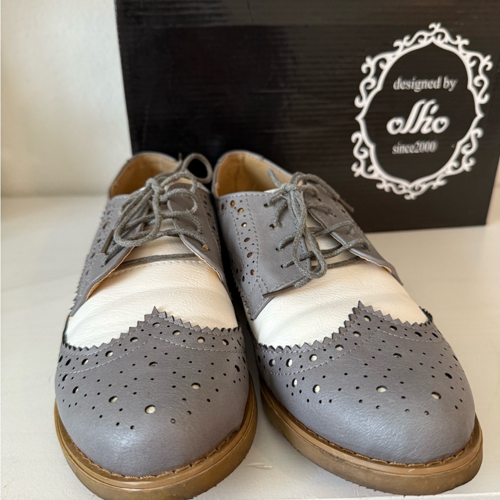 Ollio Gray and White Women's Wingtip Shoes